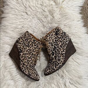 Lucky Brand Yoanna wedge ankle bootie‎ in a leopard print suede leather material